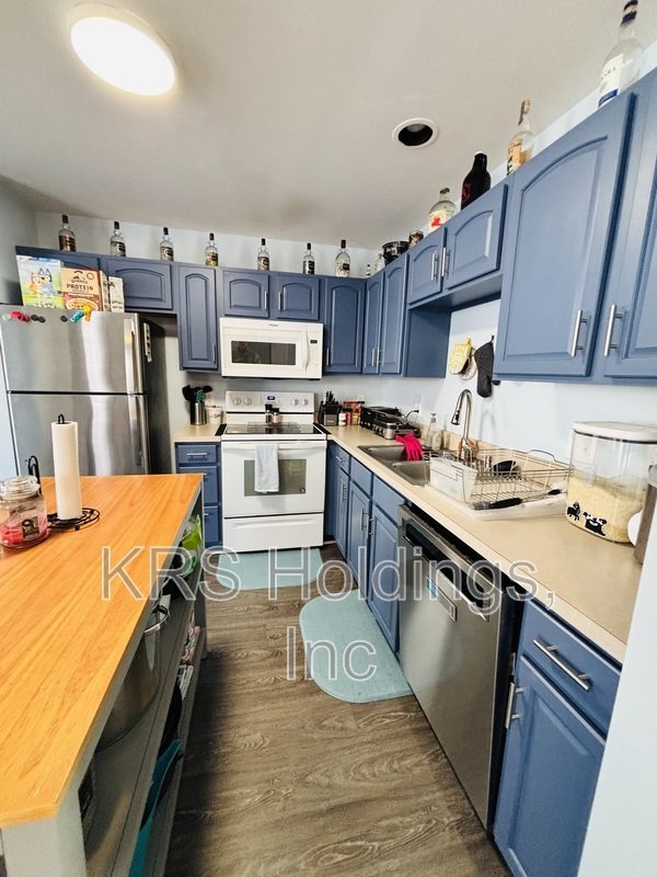 Renovated Corner lot Available for April property image