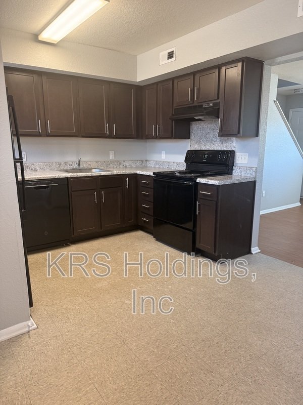 Spacious 2-BR Townhome Near Newport News Shipyard – Move-In Ready! property image