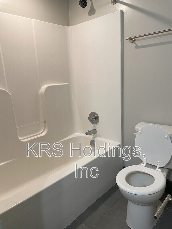 123 Pine St Apt 1 property image