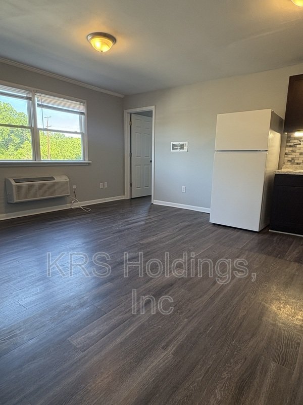 SUMMER FREE SPECIAL AVAILABLE** READY FOR MOVE IN NOW 1 BEDROOM 1 BATHROOM ** property image