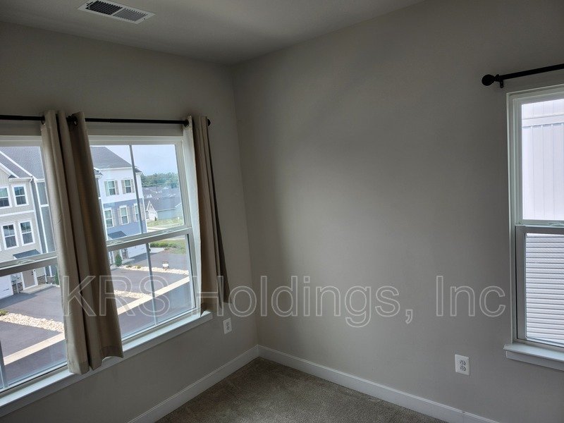 READY NOW, TOWNHOUSE NEAR HARRISONBURG - 4 BR, 3.5 Bath End Unit property image
