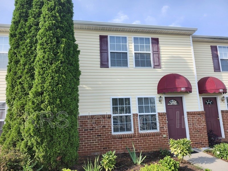 AVAILABLE NOW-Beautifully Maintained 3 BR Townhouse property image