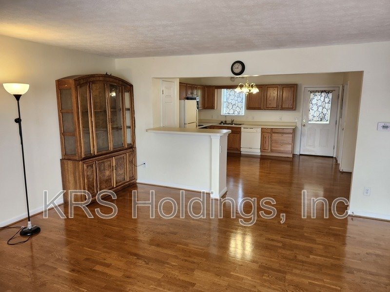 AVAILABLE NOW-Beautifully Maintained 3 BR Townhouse property image