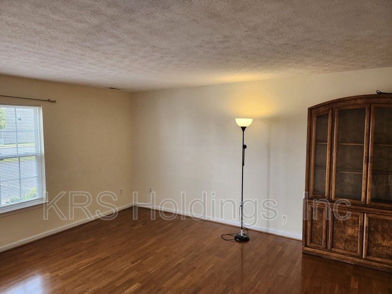 AVAILABLE NOW-Beautifully Maintained 3 BR Townhouse property image