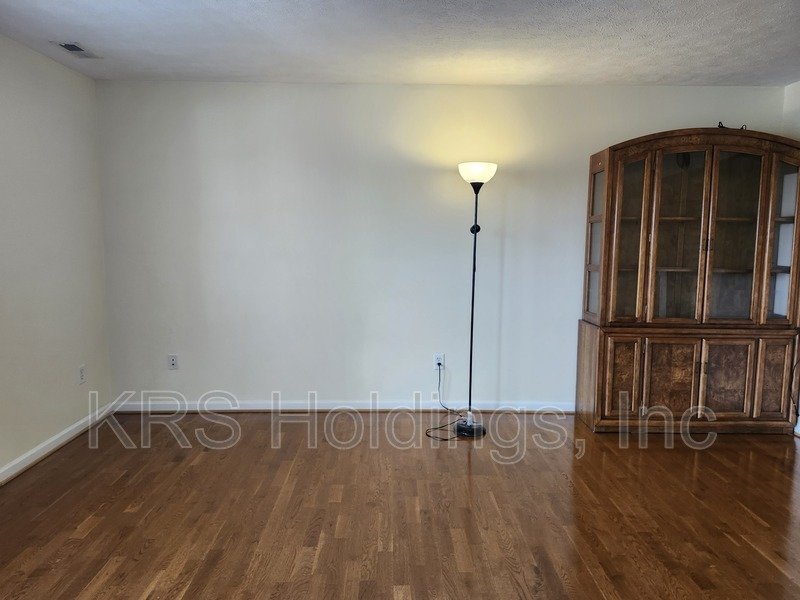AVAILABLE NOW-Beautifully Maintained 3 BR Townhouse property image