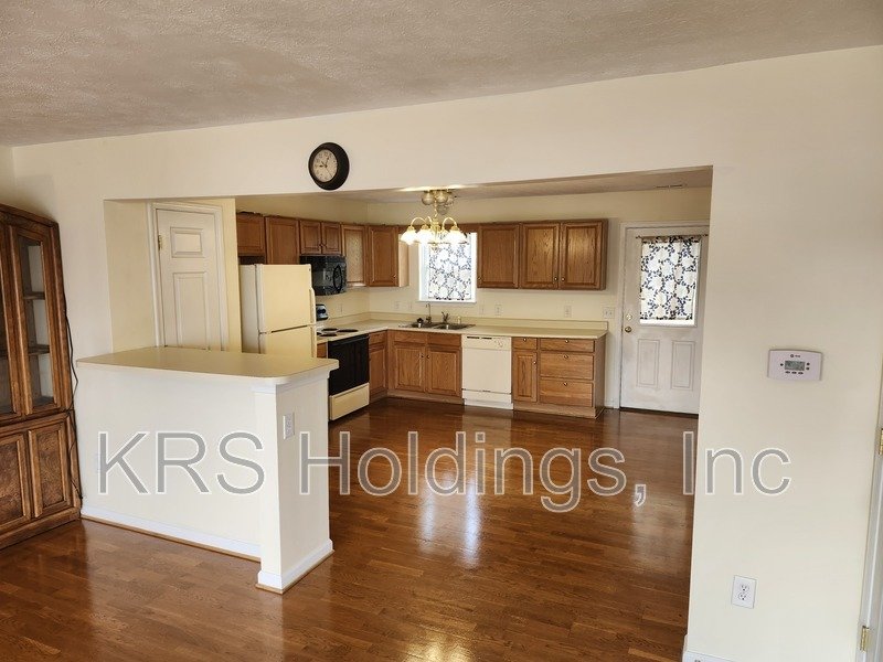 AVAILABLE NOW-Beautifully Maintained 3 BR Townhouse property image