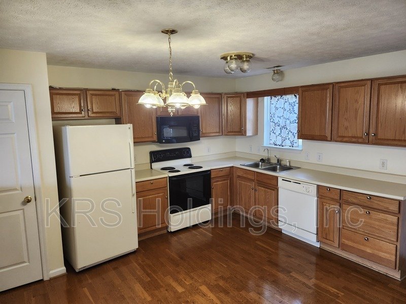 AVAILABLE NOW-Beautifully Maintained 3 BR Townhouse property image