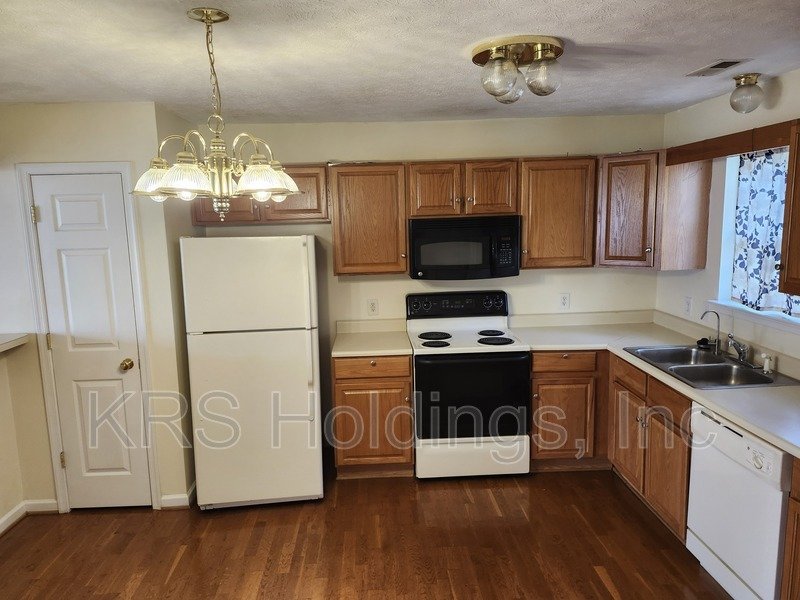AVAILABLE NOW-Beautifully Maintained 3 BR Townhouse property image