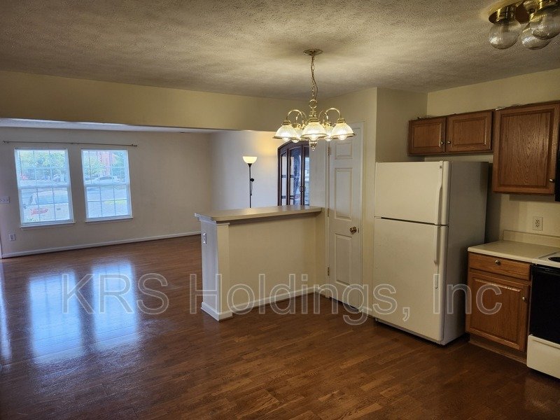 AVAILABLE NOW-Beautifully Maintained 3 BR Townhouse property image