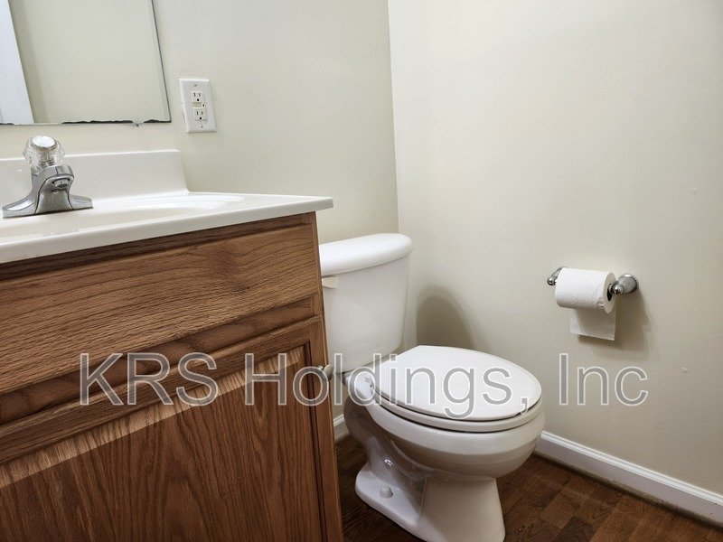 AVAILABLE NOW-Beautifully Maintained 3 BR Townhouse property image