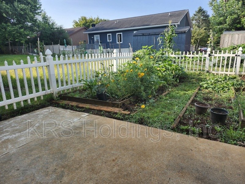 AVAILABLE NOW-Beautifully Maintained 3 BR Townhouse property image