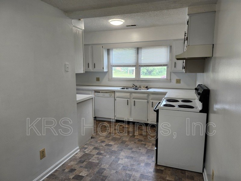 AVAILABLE IMMEDIATELY-2-Bedroom Townhouse Conveniently Located Near JMU property image
