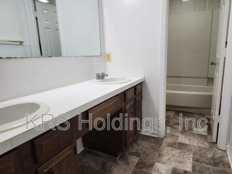 AVAILABLE IMMEDIATELY-2-Bedroom Townhouse Conveniently Located Near JMU property image
