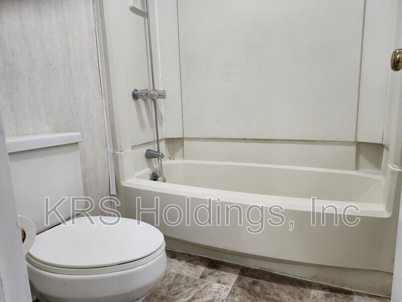 AVAILABLE IMMEDIATELY-2-Bedroom Townhouse Conveniently Located Near JMU property image