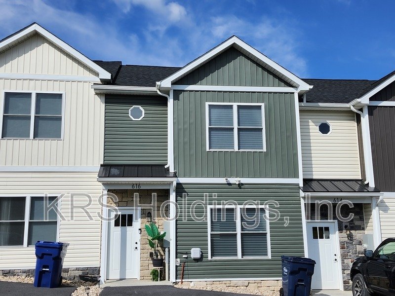 September Special-$500 OFF 1ST MONTH'S RENT-Practically New 3 BR, 2.5 Bath Townhome, Great Harrisonburg Location property image