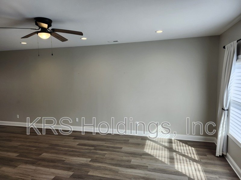 September Special-$500 OFF 1ST MONTH'S RENT-Practically New 3 BR, 2.5 Bath Townhome, Great Harrisonburg Location property image