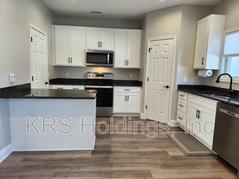 September Special-$500 OFF 1ST MONTH'S RENT-Practically New 3 BR, 2.5 Bath Townhome, Great Harrisonburg Location property image