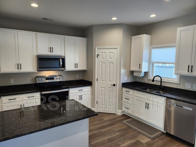 September Special-$500 OFF 1ST MONTH'S RENT-Practically New 3 BR, 2.5 Bath Townhome, Great Harrisonburg Location property image