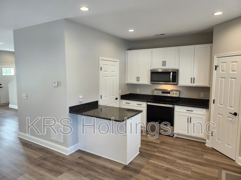 September Special-$500 OFF 1ST MONTH'S RENT-Practically New 3 BR, 2.5 Bath Townhome, Great Harrisonburg Location property image