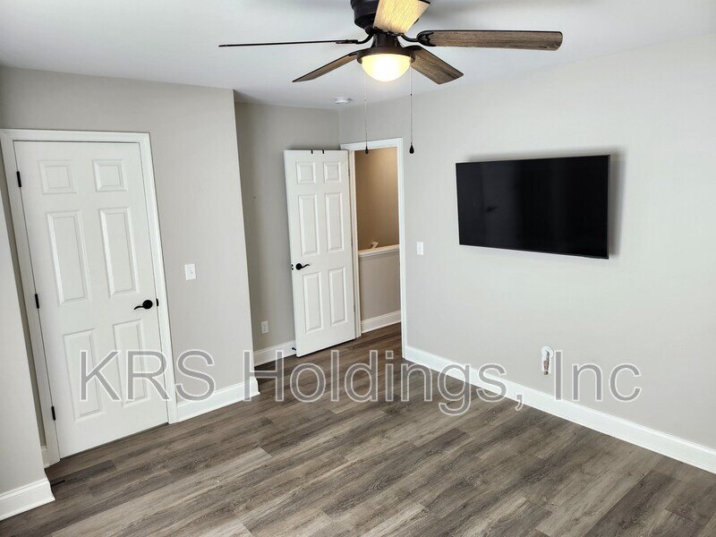 September Special-$500 OFF 1ST MONTH'S RENT-Practically New 3 BR, 2.5 Bath Townhome, Great Harrisonburg Location property image