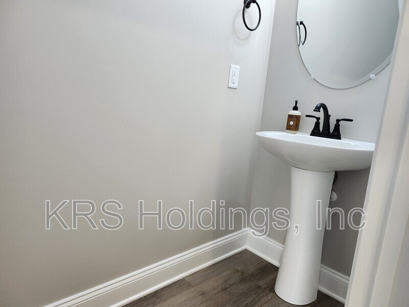 September Special-$500 OFF 1ST MONTH'S RENT-Practically New 3 BR, 2.5 Bath Townhome, Great Harrisonburg Location property image