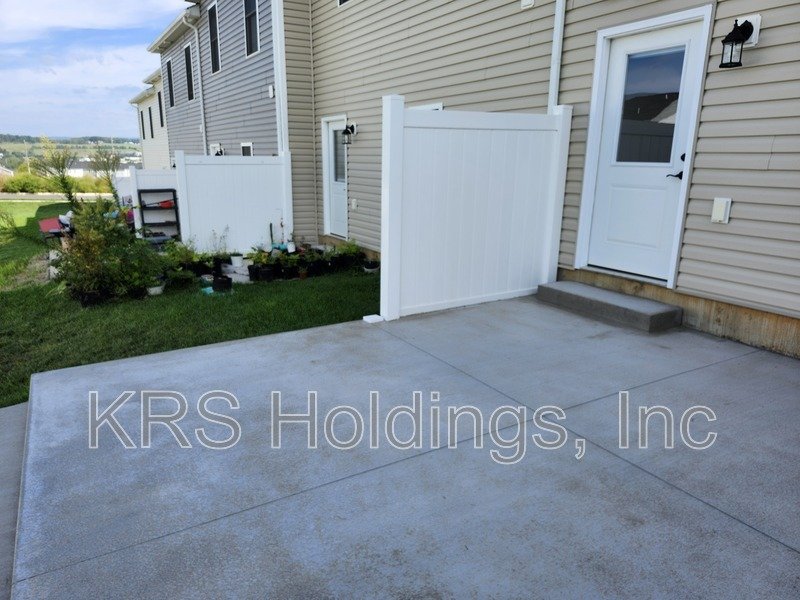 September Special-$500 OFF 1ST MONTH'S RENT-Practically New 3 BR, 2.5 Bath Townhome, Great Harrisonburg Location property image
