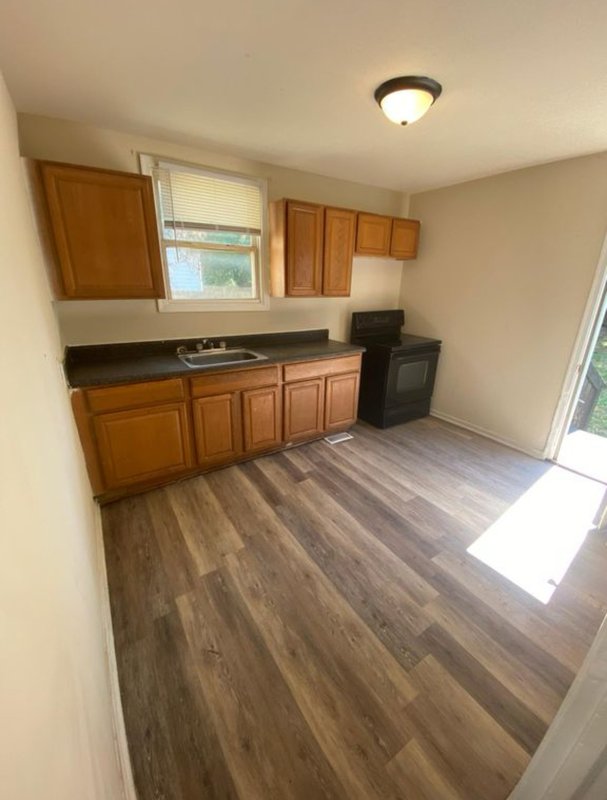 3915 E Chatham St . property image