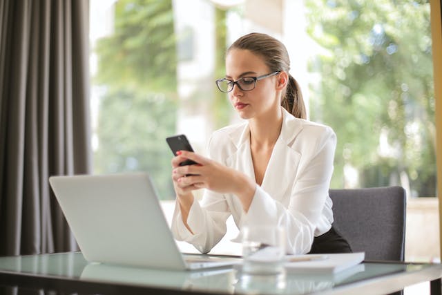 landlord-texting-tenants