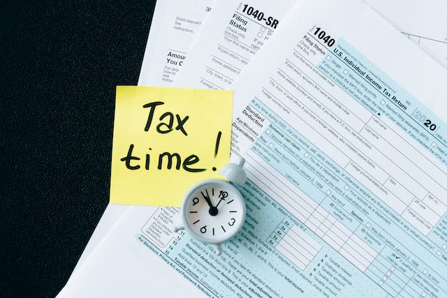 documents-on-a-black-table-with-a-sticky-note-that-says-tax-time